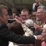 Elezioni Francia, Macron si intrattiene con la folla dopo il voto