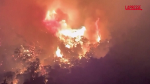 California, vigili del fuoco al lavoro per domare maxi-incendio in contea Santa Barbara
