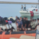 Crotone, sbarco di 107 migranti soccorsi da Guardia Costiera: 10 sono minori