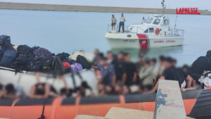 Crotone, sbarco di 107 migranti soccorsi da Guardia Costiera: 10 sono minori