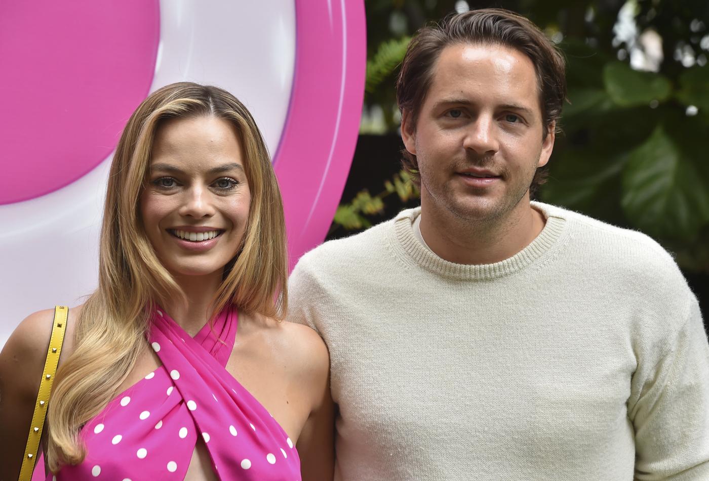 Margot Robbie, l’attrice incinta: le foto del pancino diventano virali