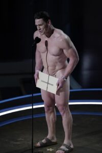 John Cena nudo consegna il premio Oscar per i migliori costumi