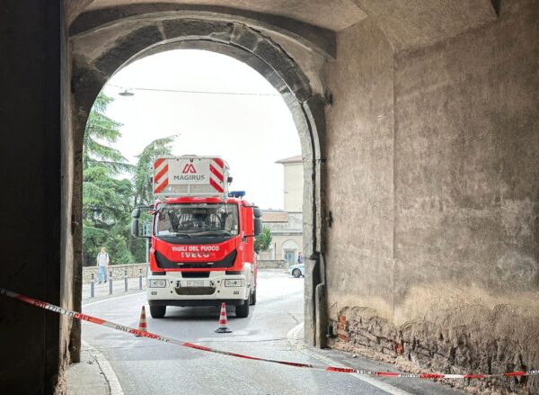 Urtata la porta Sant Agostino a Bergamo e conseguente chiusura del traffico