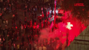 Francia, scontri a Parigi dopo elezioni: polizia disperde folla a Place de la Republique