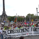 Barcellona, protesta contro il turismo di massa: visitatori bloccati nei locali