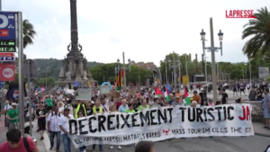 Barcellona, protesta contro il turismo di massa: visitatori bloccati nei locali