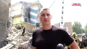 Kiev, il sindaco Klitschko su ospedale colpito: “Sentiamo le voci sotto le macerie”