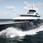 Mark Zuckerberg, il patron di Meta in vacanza in Italia: il suo mega-yacht a Castellammare
