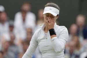 Wimbledon, Anna Kalinskaya costretta al ritiro sotto gli occhi di Jannik Sinner