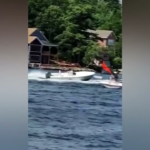 Usa, ragazzo salta da un jet ski su un motoscafo fuori controllo