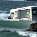 Cornovaglia, furgoncino dei gelati finisce in mare: la scena ripresa dai bagnanti