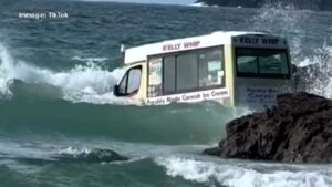 Cornovaglia, furgoncino dei gelati finisce in mare: la scena ripresa dai bagnanti