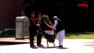 Russia-India, Modi a Mosca depone corona fiori a memoriale II Guerra Mondiale