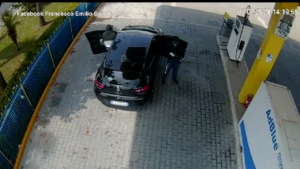 Napoli, a Caivano spari nell’area di servizio: il video delle telecamere di sicurezza
