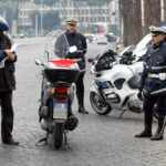 Roma, gravi due motociclisti della Polizia Locale speronati da auto in fuga