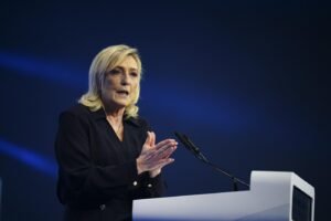 Francia, media: “Procura Parigi apre indagine su finanziamenti illeciti a Marine Le Pen”