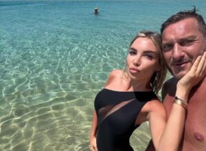 Francesco Totti, il pupone in vacanza in Grecia con Noemi Bocchi