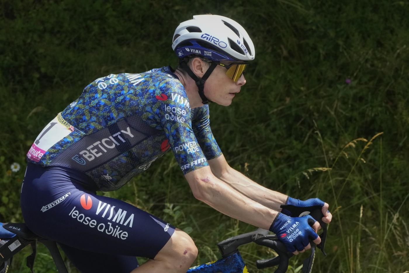 Tour de France, Vingegaard vince 11/a tappa: Pogacar resta in giallo