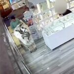 Roma, rapina a mano armata in un centro commerciale: le immagini delle telecamere di sorveglianza