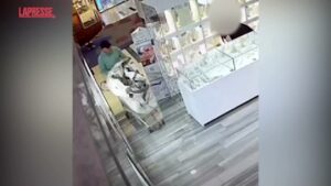 Roma, rapina a mano armata in un centro commerciale: le immagini delle telecamere di sorveglianza