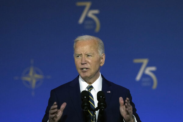 Nato, Biden cementa l’Alleanza attorno a Kiev: “Può sconfiggere Putin”