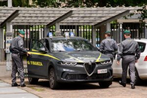 Salerno, maxi operazione contro traffico migranti e riciclaggio: 47 arresti