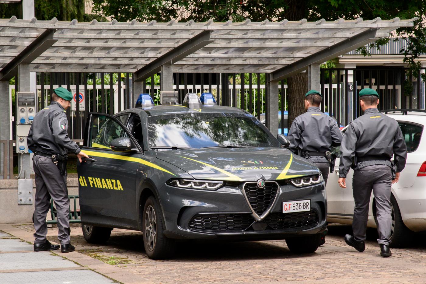 Salerno, maxi operazione contro traffico migranti e riciclaggio: 47 arresti Salerno, maxi operazione contro traffico migranti e riciclaggio: 47 arresti