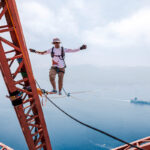 Stretto di Messina, Jaan Roose lo attraversa su una fune: ma cade e il record mondiale sfuma