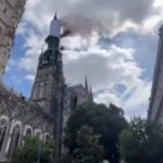 Francia, a fuoco la guglia della cattedrale di Rouen: le immagini delle fiamme diffuse sui social