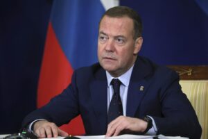 Ucraina, Medvedev: “Ci impegneremo a far scomparire Kiev e la Nato”