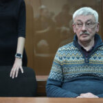 Russia, confermata condanna a 2 anni e mezzo a dissidente Orlov