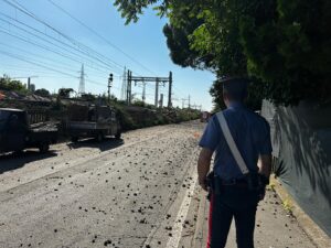 Parma, incidente ferroviario in via Toscana: tre feriti lievi e 30 auto danneggiate