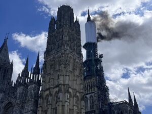 Francia, a fuoco la guglia della cattedrale di Rouen