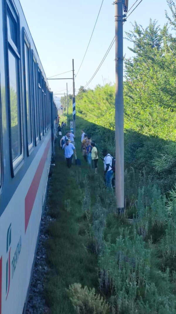 Fs, Intercity fermo senza aria condizionata nel grossetano