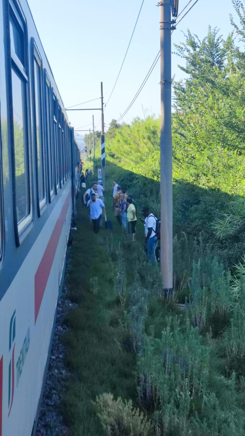 Fs, Intercity fermo senza aria condizionata nel grossetano
