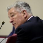 Alec Baldwin, processo per uccisione sul set di “Rust”: per i pm attore ha infranto regole sicurezza