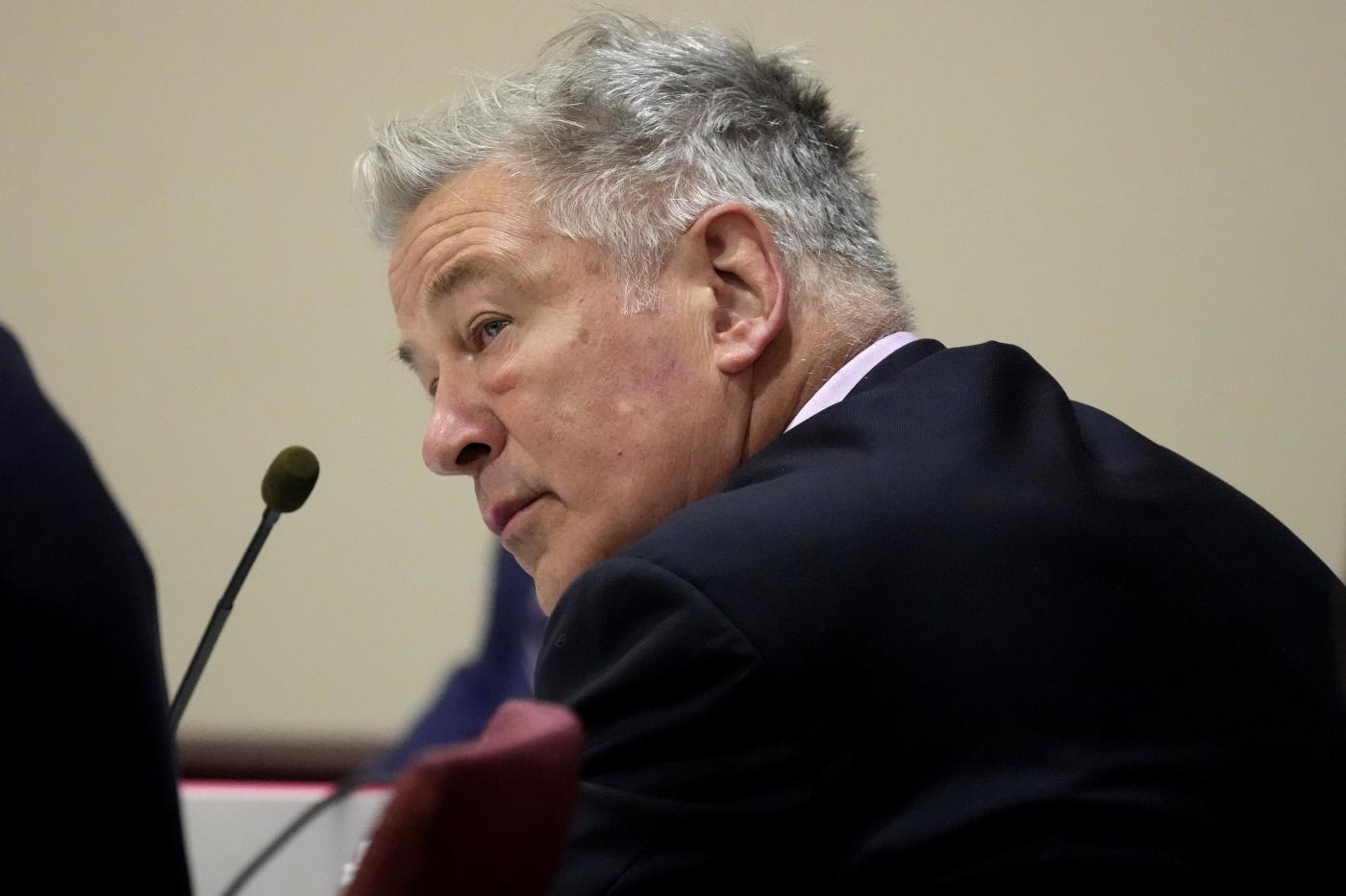 Alec Baldwin, processo per uccisione sul set di “Rust”: per i pm attore ha infranto regole sicurezza