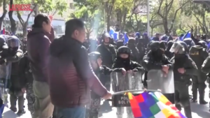 Bolivia, proteste tra sostenitori Arce e Morales: guerriglia fuori dal tribunale