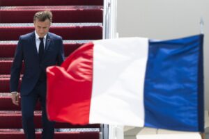Francia, Macron chiede di formare maggioranza solida e plurale: fino ad allora resta Attal