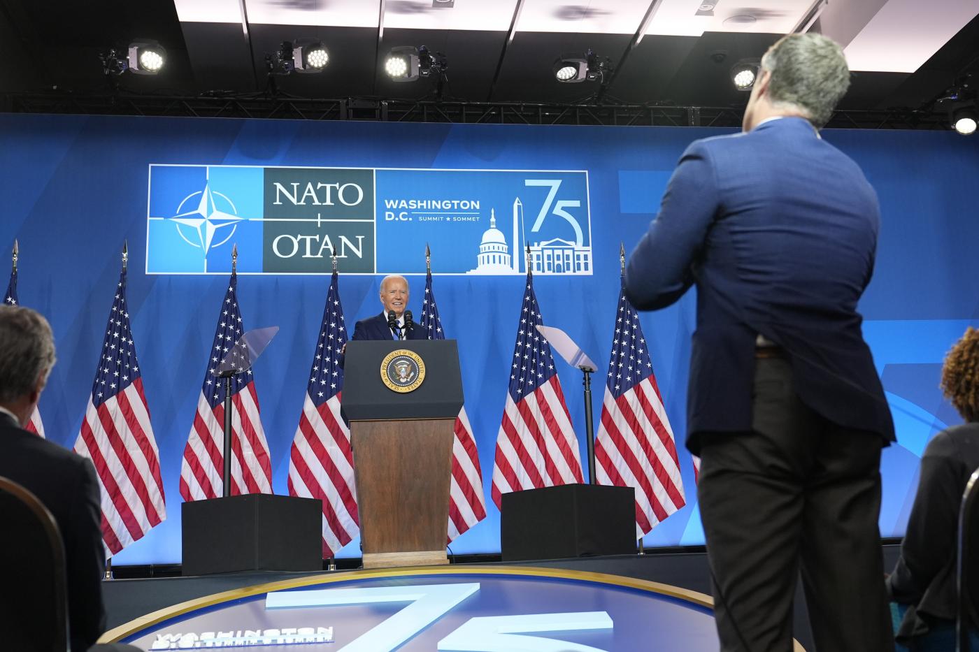 Usa 2024, Biden: “Io il più qualificato per fare il presidente”. Ma fa altre due gaffe