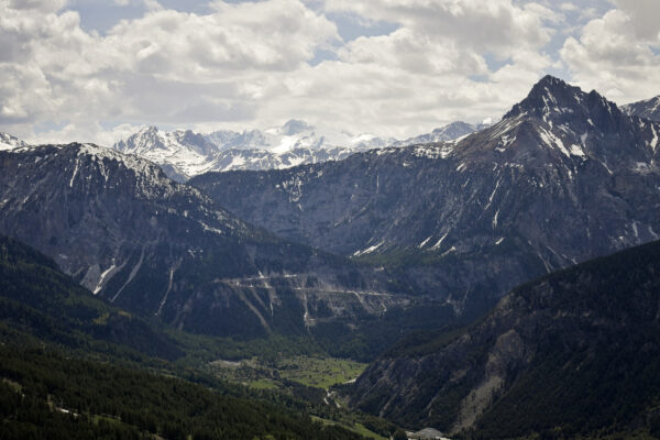 Vista panoramica di Bardonecchia, sullo sfondo il colle della scala