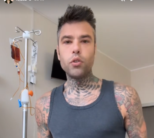 Fedez dall’ospedale dopo l’emorragia: “Sul mio ricovero notizie false”