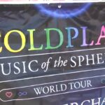 Coldplay a Roma, fan sfidano il caldo con il kit di sopravvivenza