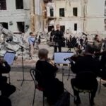 Kiev, l’orchestra da camera si esibisce sulle rovine dell’ospedale pediatrico
