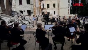 Kiev, l’orchestra da camera si esibisce sulle rovine dell’ospedale pediatrico