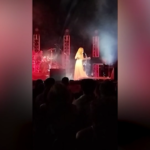 Noemi in concerto a Firenze, un fiore rosso in nome della sorellanza