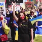 Parigi, marcia in memoria degli atleti ucraini morti in guerra