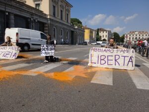 Blitz Ultima Generazione a Padova: vernice a Prato della Valle