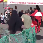 Migranti, a Civitavecchia sbarcano 178 persone soccorse dalla Life Support