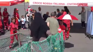 Migranti, a Civitavecchia sbarcano 178 persone soccorse dalla Life Support